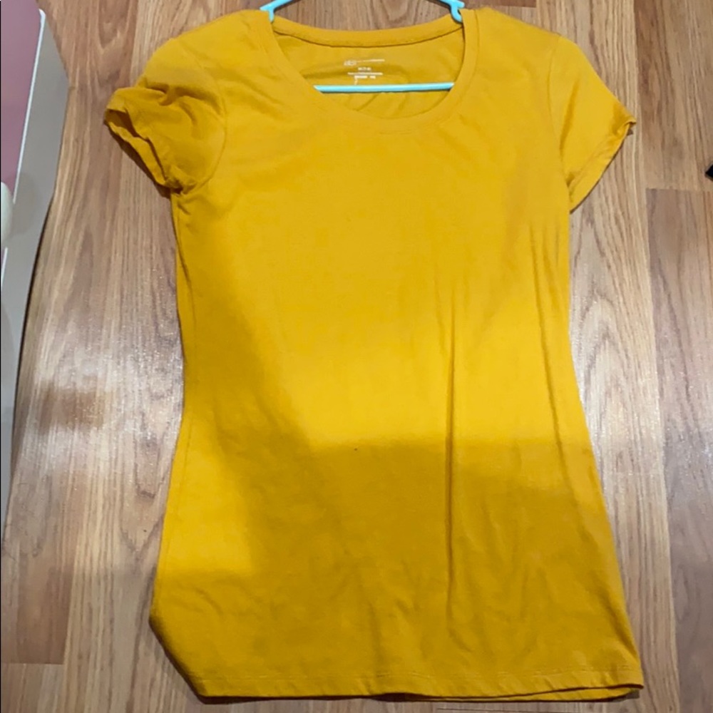 Basic yellow short sleeve shirt